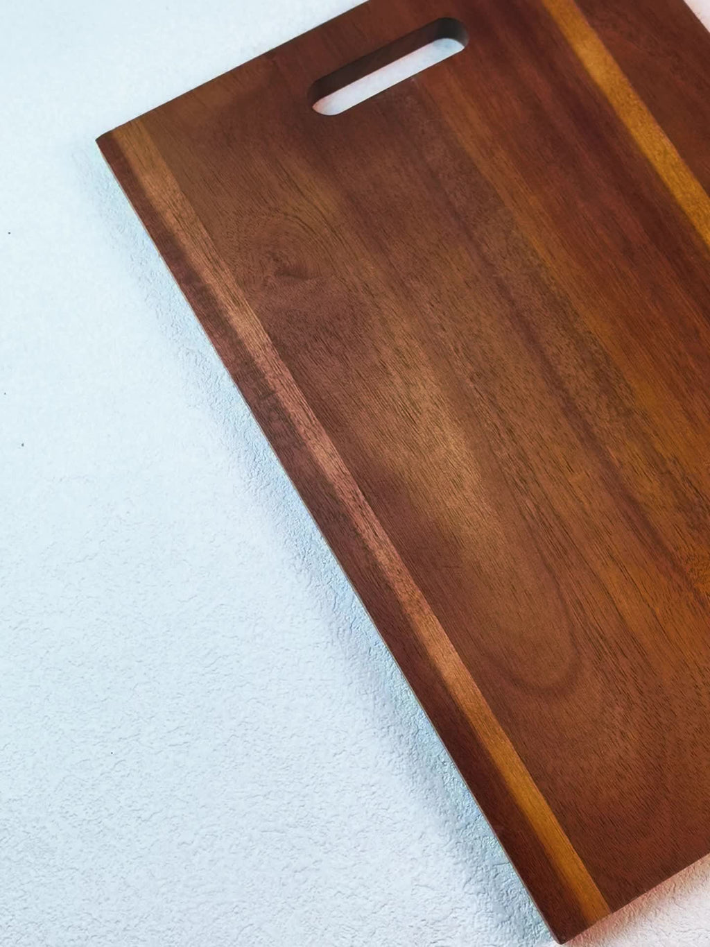 Planche à découper en acacia à poignée — modèle 4