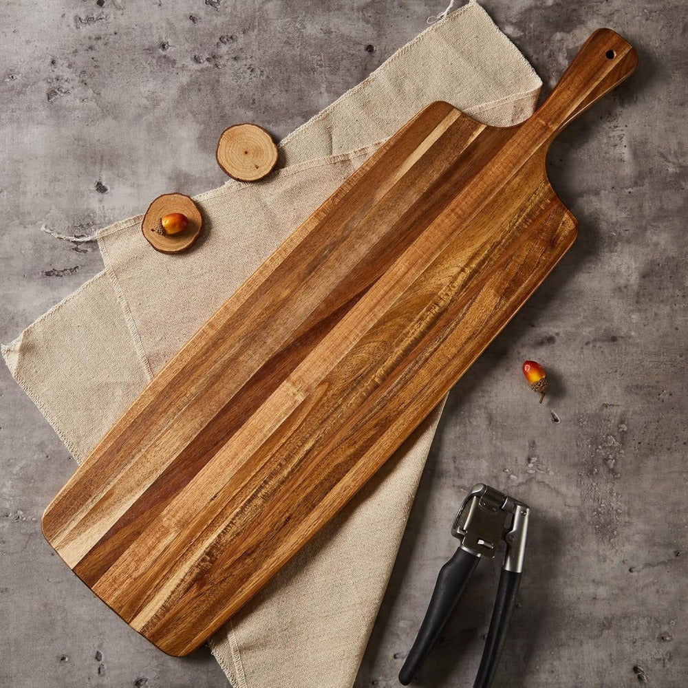 Grande planche à découper en acacia à poignée — 61 x 17,8 cm