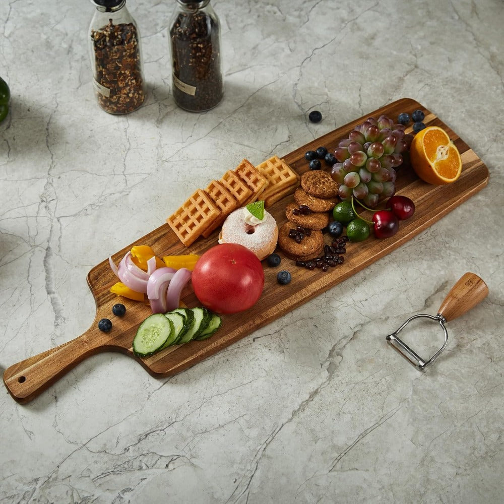 Grande planche à découper en acacia à poignée — 61 x 17,8 cm